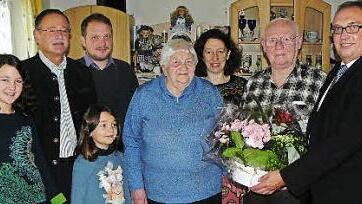 Von rechts: Dieter Schaar, Hans Nußgräber, Schwiegertochter Gabriela, Gertrud Nußgräber, Pfarrer Martin Fleischmann, Enkeltochter Leonie, Bürgermeister Eugen Hain und Enkeltochter Salome. Foto: kpw