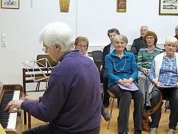 Am Klavier werden die Lieder für die Proben angestimmt. Foto: Pauline Lindner