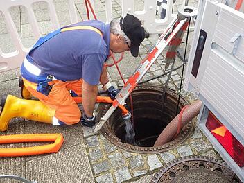 Ein Arbeiter f&uuml;llt Wasser in den Kanal. Auf der anderen Seite ist eine Kamera angebracht. So l&auml;sst sich feststellen, wieviel Wasser durchflie&szlig;t und wie viel durch Risse ins Grundwasser austritt.
