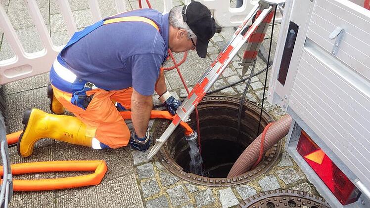 Ein Arbeiter f&uuml;llt Wasser in den Kanal. Auf der anderen Seite ist eine Kamera angebracht. So l&auml;sst sich feststellen, wieviel Wasser durchflie&szlig;t und wie viel durch Risse ins Grundwasser austritt.