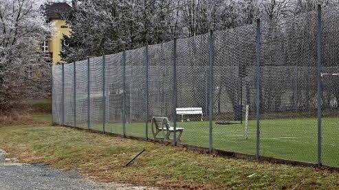 Die Tennisplätze hinter dem Gebäude sollen für die gegenüberliegende Schule genutzt werden. Foto: Evi Seeger