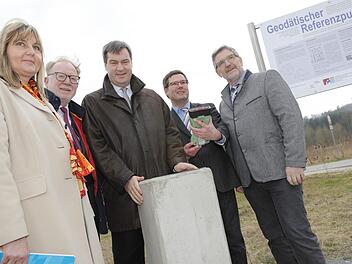 Eine Betonstele trägt die Plakette, auf der die Koordinaten des Punktes abzulesen sind: 50 Grad16,8914' nördliche Breite, 10 Grad55,9711' östliche Länge, 300,3 Meter über Normalnull. Foto: Matthias Hoch
