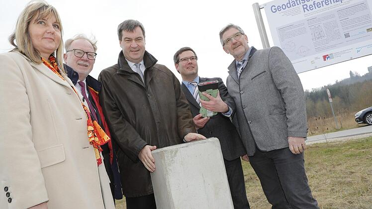 Eine Betonstele trägt die Plakette, auf der die Koordinaten des Punktes abzulesen sind: 50 Grad16,8914' nördliche Breite, 10 Grad55,9711' östliche Länge, 300,3 Meter über Normalnull. Foto: Matthias Hoch