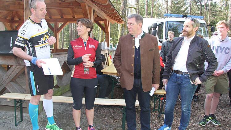 Oberbürgermeister Henry Schramm und der stellvertretende Landrat Jörg Kunstmann waren beim Sponsorlauf natürlich mit von der Partie: 1500 Euro hatte Alexander Meile zusammengesammelt und hofft, noch ein paar neue Geräte auf dem Trimm-Dich-Pfad aufstellen zu können. Jutta Kratzel von der SGB Stadtsteinach freute sich über die großartige sportliche Leistung jedes Einzelnen. Foto: Sonny Adam
