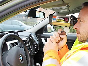 Polizeihauptmeister Markus Zweig visierte mit der Laserpistole Fahrzeuge zwischen Höchstadt und Gremsdorf an.  Foto: Andreas Dorsch