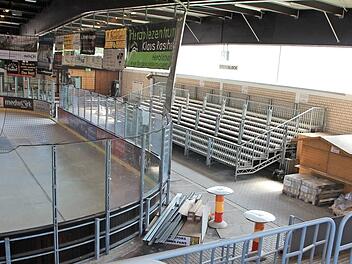 Der Gästeblock im Höchstadter Eisstadion (hinten) soll durch Umbauten von der Haupttribüne (vorne) getrennt werden.  Foto: Andreas Dorsch