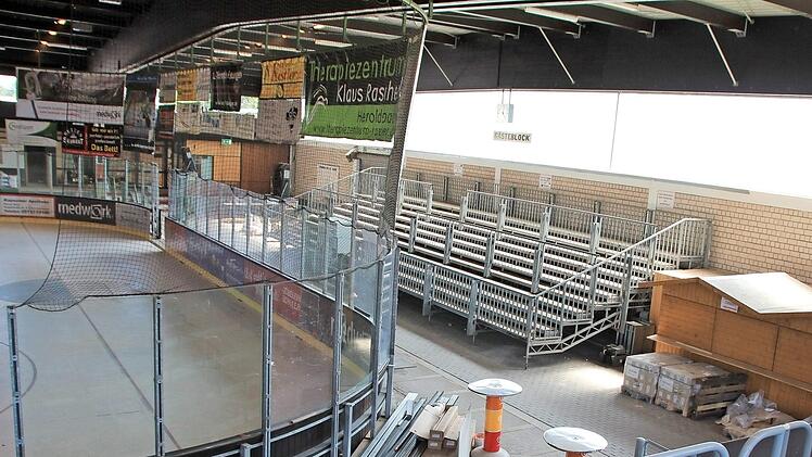 Der Gästeblock im Höchstadter Eisstadion (hinten) soll durch Umbauten von der Haupttribüne (vorne) getrennt werden.  Foto: Andreas Dorsch