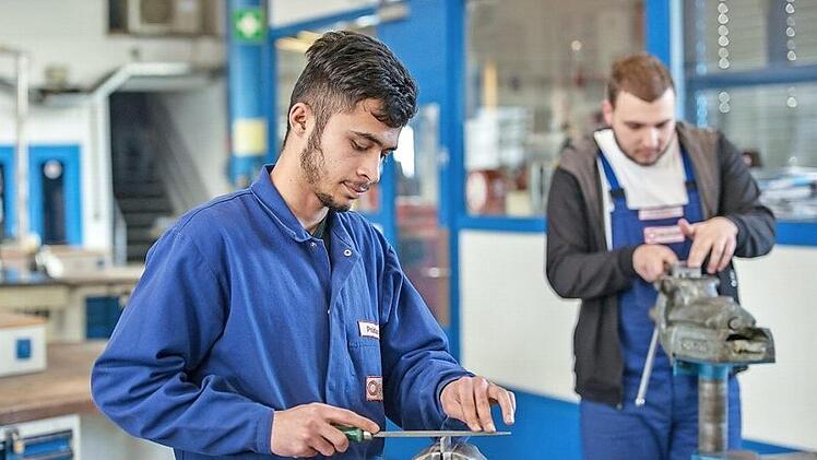 Für Flüchtlinge im Landkreis Kronach ist es schwer an eine Arbeitserlaubnis zu kommen. Seit September 2016 wurde von der Ausländerbehörde, die dem Landratsamt unterstellt ist, keine einzige erteilt.  Symbolfoto: Sven Hoppe/dpa