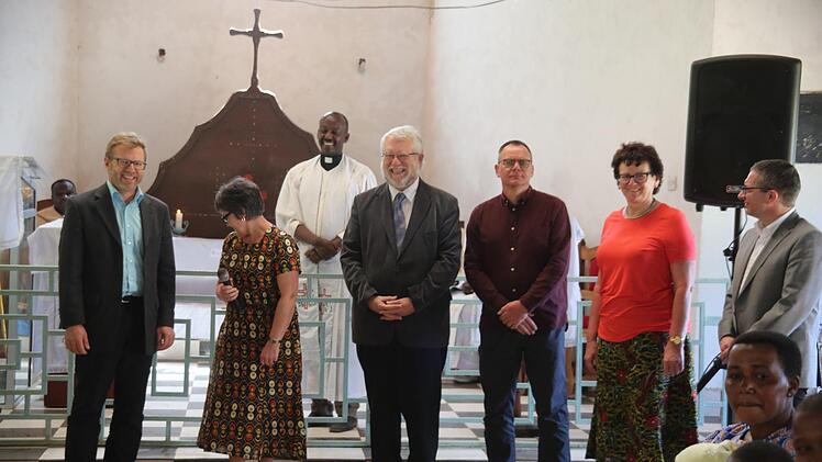 Im Gottesdienst in Kilinga stellten sich die deutschen Gäste auf Suaheli vor. Von links: Friedrich und Veronika Flierl, Heinz Geyer, Thomas Kraftzyk, Waltraud Leppert und Heiko Geuß. Hinten Dekan Anathe Pallangyo und (verdeckt) Bischof Elias Kitoi Nassari. Foto: Bettina Knauth