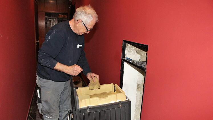 Hans-Werner Denzler bereitet einen neuen Kachelofeneinsatz für den Einbau vor.  Foto: Evi Seeger