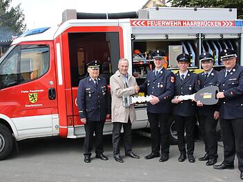 Oberbürgermeister Frank Rebhan übergibt die Schlüssel für das neue Feuerwehrfahrzeug der Feuerwehr Haarbrücken an den Kommandanten Marcus Kaschny. Foto: Michael Stelzner