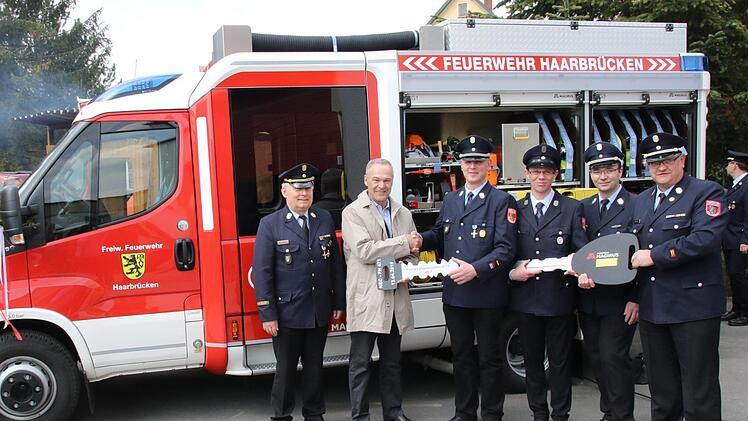 Oberbürgermeister Frank Rebhan übergibt die Schlüssel für das neue Feuerwehrfahrzeug der Feuerwehr Haarbrücken an den Kommandanten Marcus Kaschny. Foto: Michael Stelzner