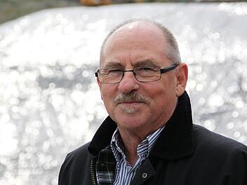 Regierungsdirektor Manfred Gerlach geht Ende Mai in Ruhestand. Unser Bild zeigt ihn an einer seiner Wirkungsstätten, der Deponie bei Wirmsthal, vor dem mit Folie bedeckten Müllkörper.  Isolde Krapf