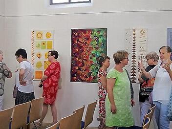 Viel Zuspruch erfuhr die Vernissage der Ausstellung "Vielfalt und Einheit" der Kronacher Patchwork- und Quiltgruppe in der Synagoge. Foto: Heike Schülein