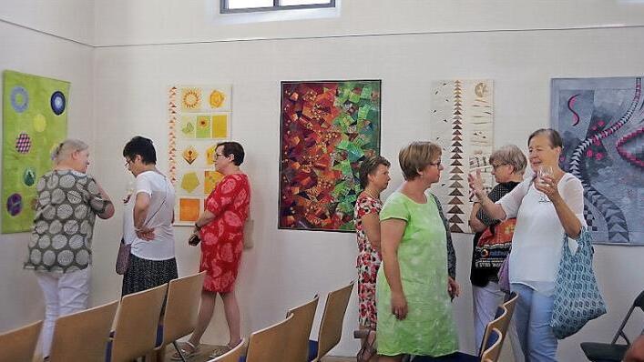 Viel Zuspruch erfuhr die Vernissage der Ausstellung "Vielfalt und Einheit" der Kronacher Patchwork- und Quiltgruppe in der Synagoge. Foto: Heike Schülein