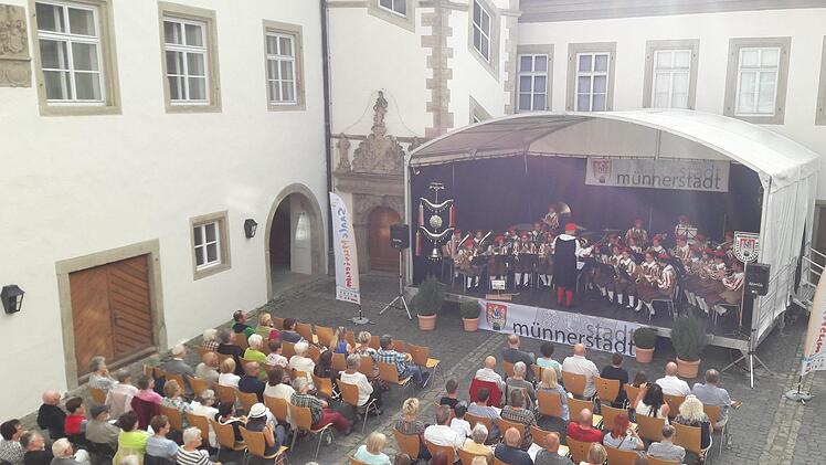 Saalemusicum 2019 fand auch im Hof des Deutschordensschlosses Münnerstadt statt. Etliche Veranstaltungen kultureller Art gab es hier in den vergangenen 50 Jahren. Foto: Archiv/Hartmut Hessel