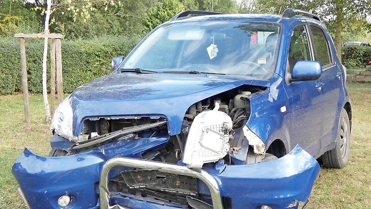 Der total beschädigte Daihatsu Terios der Unfallverursacherin