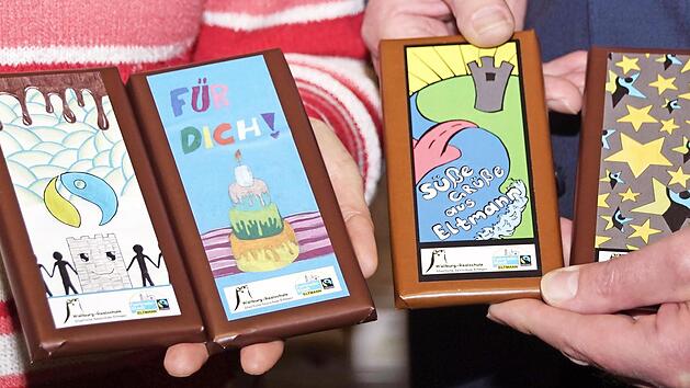 Leckerer Werbetr&auml;ger f&uuml;r die Fairtrade-Stadt Eltmann ist die Stadt-Schokolade, deren attraktive H&uuml;llen Eltmanner Realsch&uuml;ler gestaltet haben.