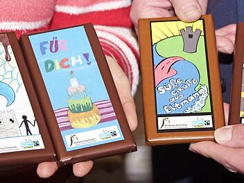 Leckerer Werbeträger für die Fairtrade-Stadt Eltmann ist die Stadt-Schokolade, deren attraktive Hüllen Eltmanner Realschüler gestaltet haben.
