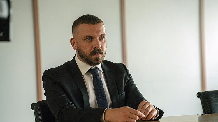 Hamza Kulina (Edin Hasanovic) muss sich im zweiten Film einer internen Ermittlung stellen und hat sich dafür schick gemacht. Die Krawatte muss ihm allerdings seine Kollegin Maryam binden!