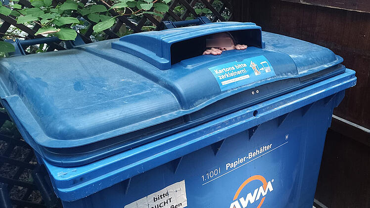 Junge in Papiertonne eingesperrt