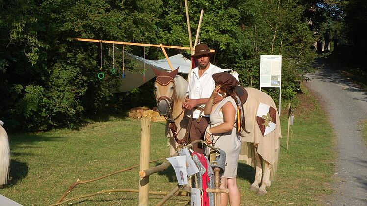 Tolle Kostüme, zünftige Klänge, alte Handwerkskunst und wirbelnde Tänze erlebte die sonst so beschaulich daliegende Ruine der Lauterburg am Wochenende beim Mittelalter-Spektakel. Foto: Rainer Lutz