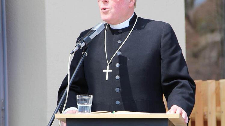 Dekan Jürgen Zink gibt dem Kinderhaus seinen Segen.