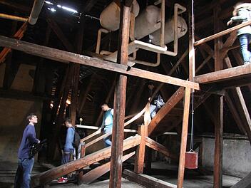 Auf verwinkelten Stiegen geht's unter das Dach des MGF. Fotos: S. Adam