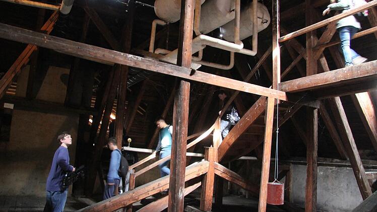 Auf verwinkelten Stiegen geht's unter das Dach des MGF. Fotos: S. Adam