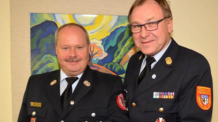 Die goldenen Litzen mit den drei Streifen für den neuen Kreisbrandinspektor überreichte Kreisbrandrat Benno Metz (rechts) persönlich an KBI Thomas Eyrich.  Foto: Peter Rauch