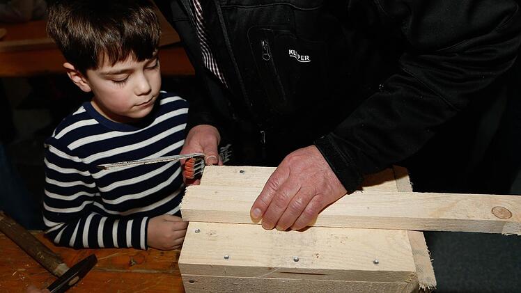 Nistkastenbau im Familientreff - gemeinsam mit dem LBV und der Traumgarten AG Foto: Matthias Hoch