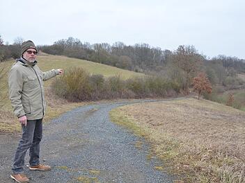 Frank Reißenweber zeigt auf die Heiligenleite, eines der fünf großen BNN-Projekte im Coburger Land. Foto: Rainer Lutz