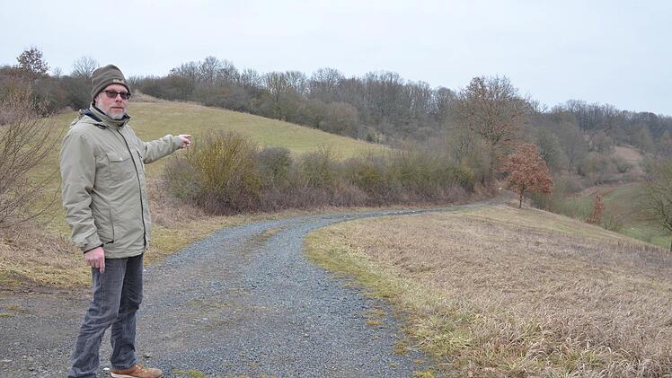Frank Reißenweber zeigt auf die Heiligenleite, eines der fünf großen BNN-Projekte im Coburger Land. Foto: Rainer Lutz