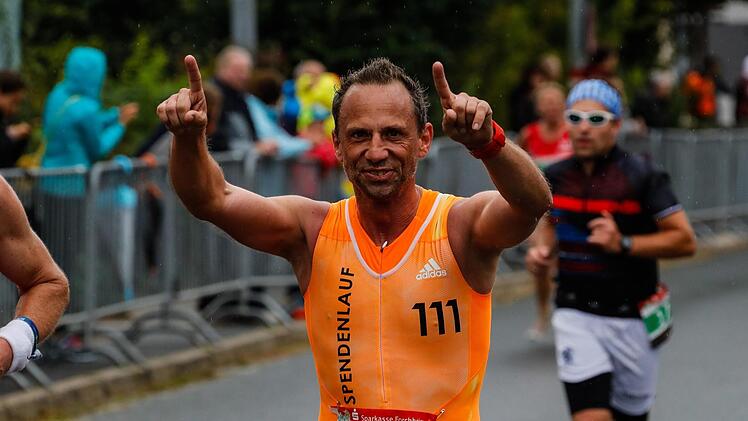 Glücklich schaut Thorsten Glauber (FW-MdL) in die Kamera. Er lief wie schon in den vergangenen Jahren für den guten Zweck mit. Bei Kilometer 30 hatte er bereits 30 000 Euro Spendengelder gesammelt.