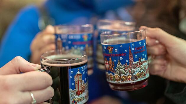 Glühwein wird auf dem Weihnachtmarkt in verschiedenen Behältern angeboten: der verspielt anmutenden Tasse, dem verzierten Glas oder dem lieblosen Pappbecher. Was aber, wenn man die Glühweinbehälter mitnehmen möchte? Darf man das? Symbolbild: Patrick Seeger/dpa