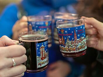 Glühwein wird auf dem Weihnachtmarkt in verschiedenen Behältern angeboten: der verspielt anmutenden Tasse, dem verzierten Glas oder dem lieblosen Pappbecher. Was aber, wenn man die Glühweinbehälter mitnehmen möchte? Darf man das? Symbolbild: Patrick Seeger/dpa