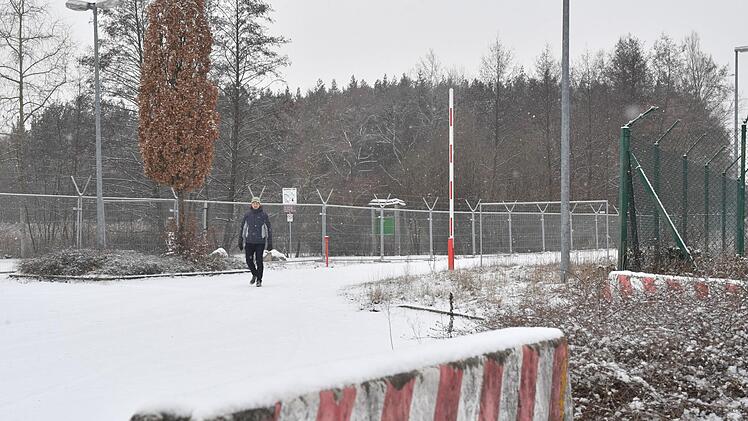 Zwischen zwei Zaunsperren.  (Foto: Ronald Rinklef)