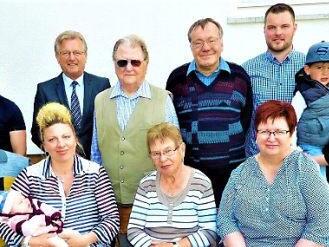Viele Gratulanten gaben sich bei Fritz Löffler (hinten, Dritter von links) anlässlich seines 85. Geburtstages ein Stelldichein.  Foto: Gerd Fleischmann