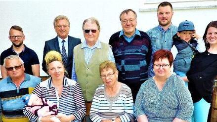 Viele Gratulanten gaben sich bei Fritz Löffler (hinten, Dritter von links) anlässlich seines 85. Geburtstages ein Stelldichein.  Foto: Gerd Fleischmann