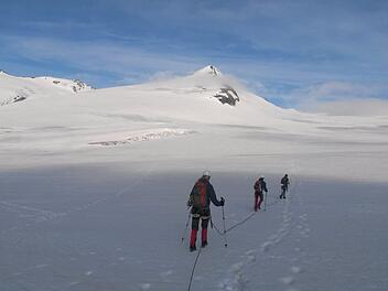 Die  Kursteilnehmer im steilen Gletschereis.  Heinz Steidle