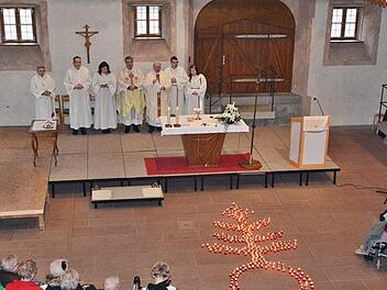 In der Abtei des Klosters Maria Bildhausen stand der sonntägliche Gottesdienst ganz im Zeichen der Euthanasieopfer. Für die 379 behinderten Menschen, der St. Josefskongregation, von denen acht aus Maria Bildhausen kamen, standen Kerzen vor dem Altar. Foto: Hanns Friedrich