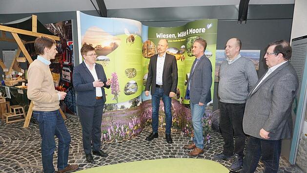 Die Ausstellung"Naturparke in Bayern" f&uuml;hrt in die Besonderheiten dieser  Vorbild-Landschaften ein und stellt gleichzeitig die Arbeit der 19  bayerischen Naturparke vor. Das Bild zeigt: (von links) Arjen de Wit den  Gesch&auml;ftsf&uuml;hrer des Naturparkverbands Bayern, Oberelsbachs B&uuml;rgermeisterin Birgit  Erb, Klaus Spitzl (Gesch&auml;ftsf&uuml;hrer Naturpark und Biosph&auml;renreservat  Bayerische Rh&ouml;n), Thorsten Raab (Leiter der hessischen Verwaltung des  Biosph&auml;renreservats), Fachbetreuer des Infozentrums Micha...