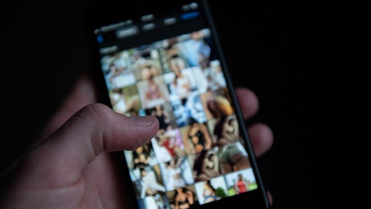 Pornografische Bilder auf einem Smartphone