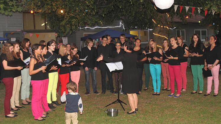 Auch unter freiem Himmel machte der Jugendchor weiter.