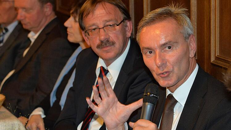 Zweiter Bürgermeister Stefan Schaffranek (links) und Stadtwerke-Leiter Stephan Pröschold erläuterten den Gästen in der "Schmiede" Zweck und Ablauf bei der Hochwasserfreilegung.