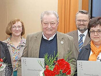 Seit 50 Jahren schon sind Manfred Sambale und die Raiffeisenbank Obermain Nord mit ihrer Hauptgeschäftsstelle Schwarzach Mitglieder im Gartenbauverein Schwarzach. Von links: Kim Gesslein von der Raiffeisenbank, Vorsitzende Edith Wagner, Manfred Sambale, Friedhelm Haun, Rita Oppelt von der Bank und zweiter Vorsitzender Günther Stenglein. Fotos: Karl Klippel