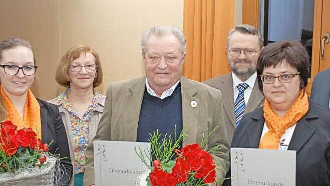 Seit 50 Jahren schon sind Manfred Sambale und die Raiffeisenbank Obermain Nord mit ihrer Hauptgeschäftsstelle Schwarzach Mitglieder im Gartenbauverein Schwarzach. Von links: Kim Gesslein von der Raiffeisenbank, Vorsitzende Edith Wagner, Manfred Sambale, Friedhelm Haun, Rita Oppelt von der Bank und zweiter Vorsitzender Günther Stenglein. Fotos: Karl Klippel