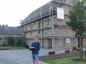 Konstantin Schaab und andere junge, technisch versierte Leute gestalten für das Internet eine "Dorffest-2017-Seite", die genau ein Jahr vor dem Fest an den Start gehen soll.  Foto: Beatrix Lieb