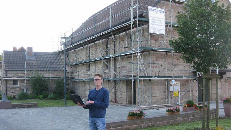Konstantin Schaab und andere junge, technisch versierte Leute gestalten für das Internet eine "Dorffest-2017-Seite", die genau ein Jahr vor dem Fest an den Start gehen soll.  Foto: Beatrix Lieb