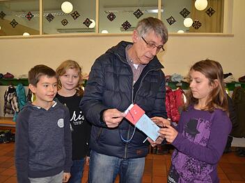 Isabella hat eine Futterstation für Vögel gebastelt. Hier erklärt sie Dieter Fünfstück vom Landesbund für Vogelschutz, wie sie das gemacht hat. Ihre Klassenkameraden Jonas und Marie hören aufmerksam zu. Auch die beiden engagieren sich in Sachen Vogelschutz. Foto: Kathrin Kupka-Hahn